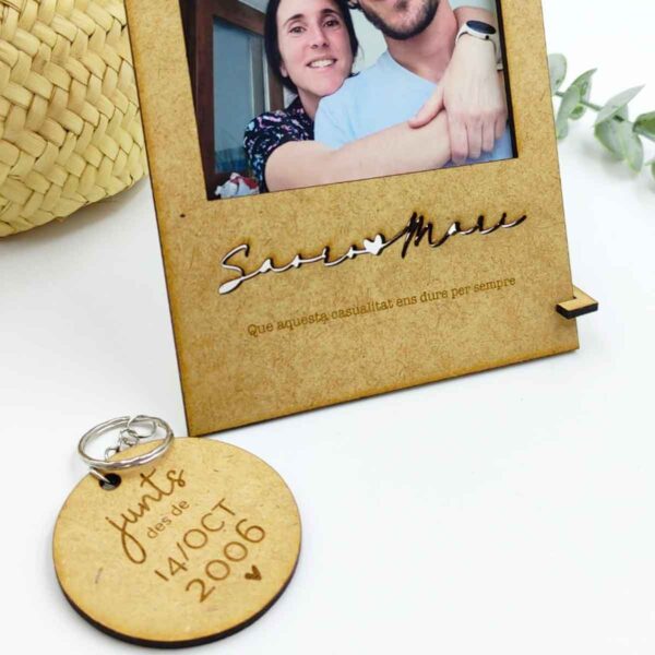 Pack portafotos + llavero madera pareja