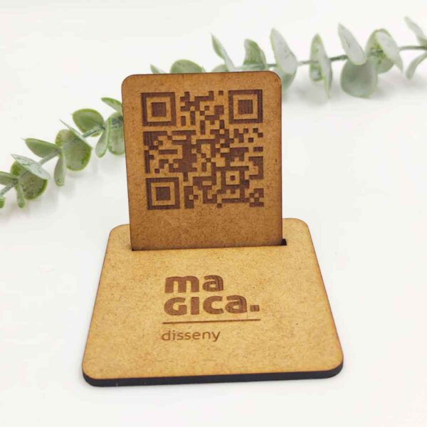 QR expositor grabado con logo