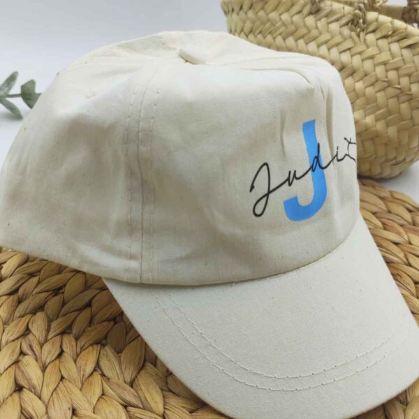 Gorra Blanca para Niño con Inicial de Colores y Nombre Negro