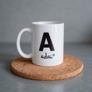 Taza cerámica personalizada con inicial y nombre